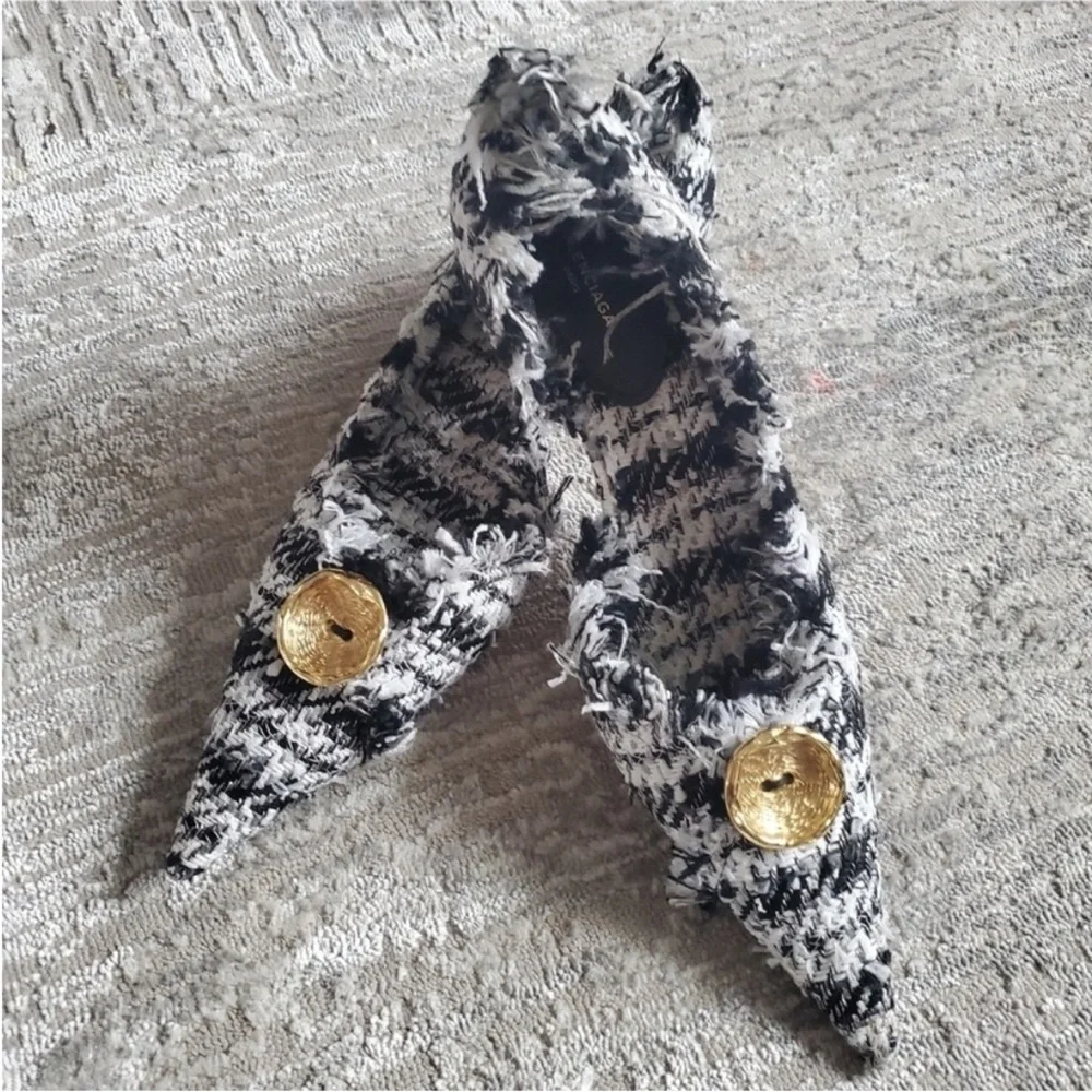 $1,129 Balenciaga Black and White Heels with Chic Tweed Design - Picture 9 of 12